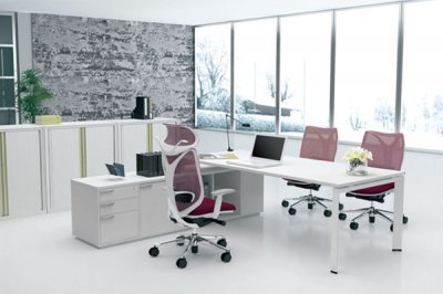 提高办公环境的装饰和收纳效果该怎么选择办公桌